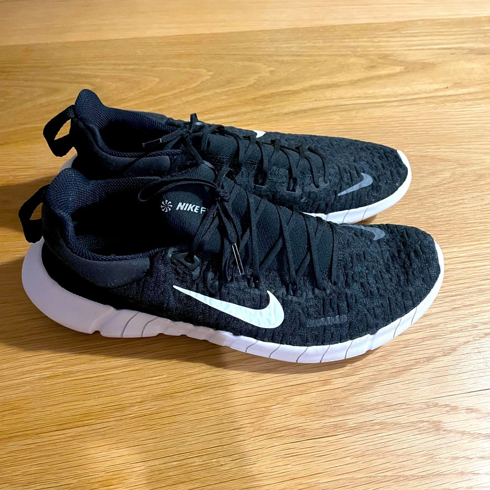 Nike Mens tennis shoes